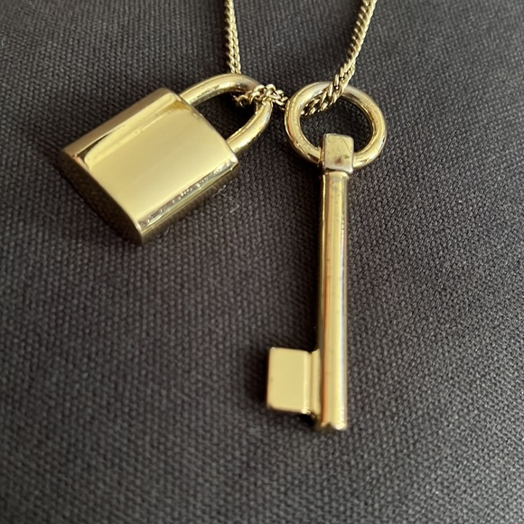 VICTORIA SECRET LOCK & KEY 🔐 NECKLACE - Picture 10 of 13